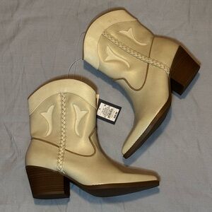 Women's Cream Western Ankle Boots, Universal Thread NWT SZ 7.5